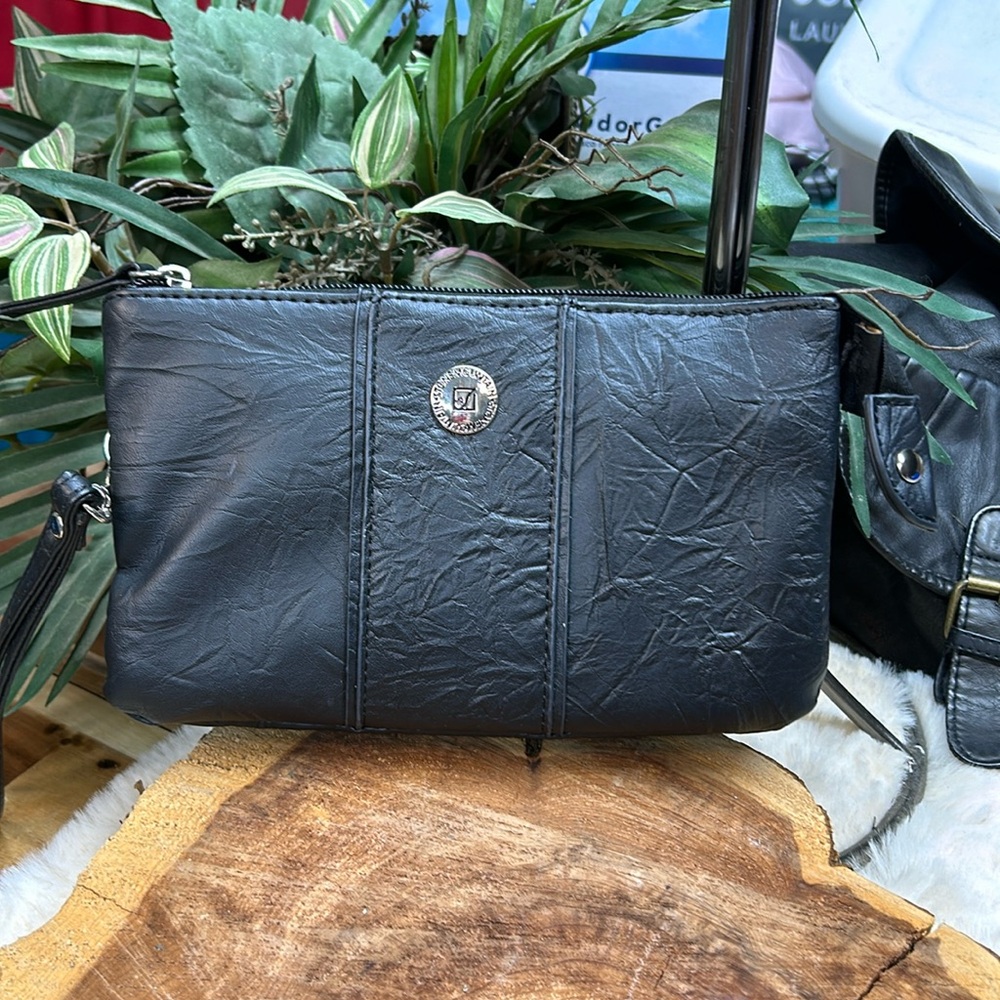 Stone Mountain wristlet black multiple compartments with zip closure‎